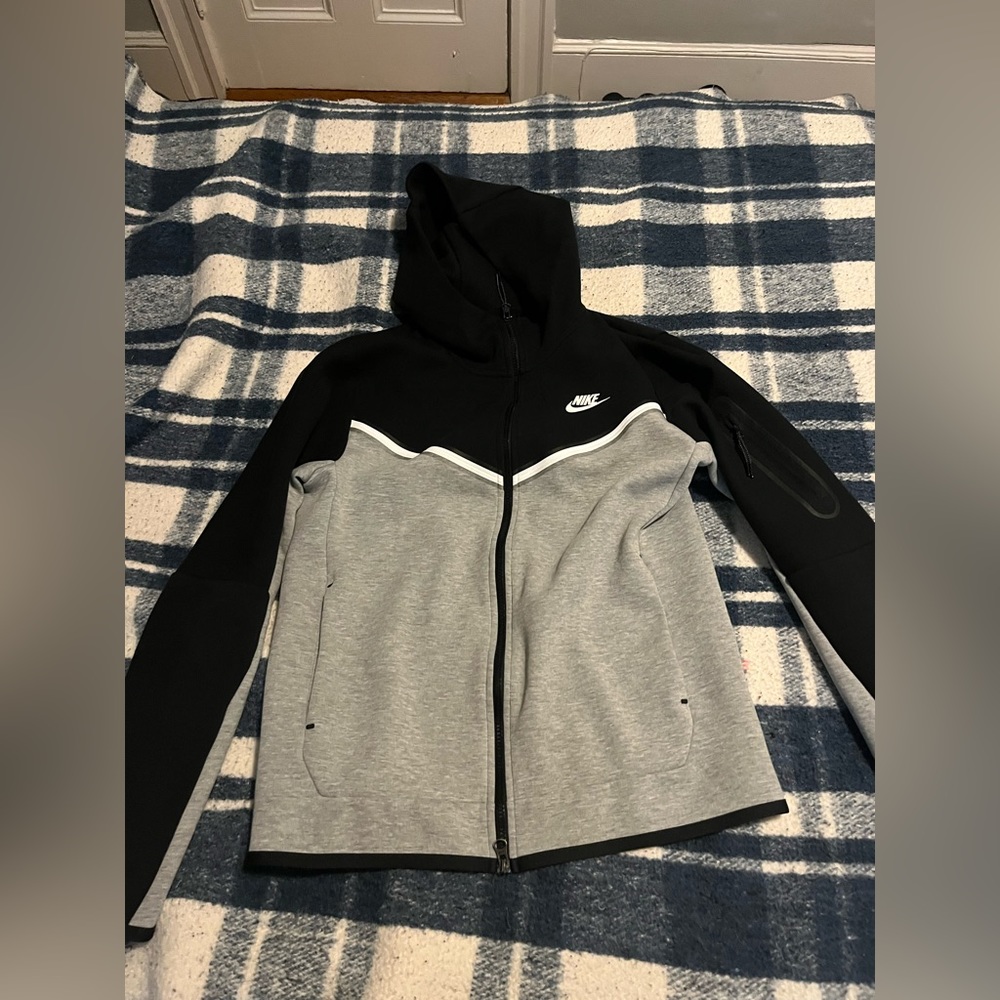 Grey and black Nike tech whole fit pants and hoodie included pants m tech sm